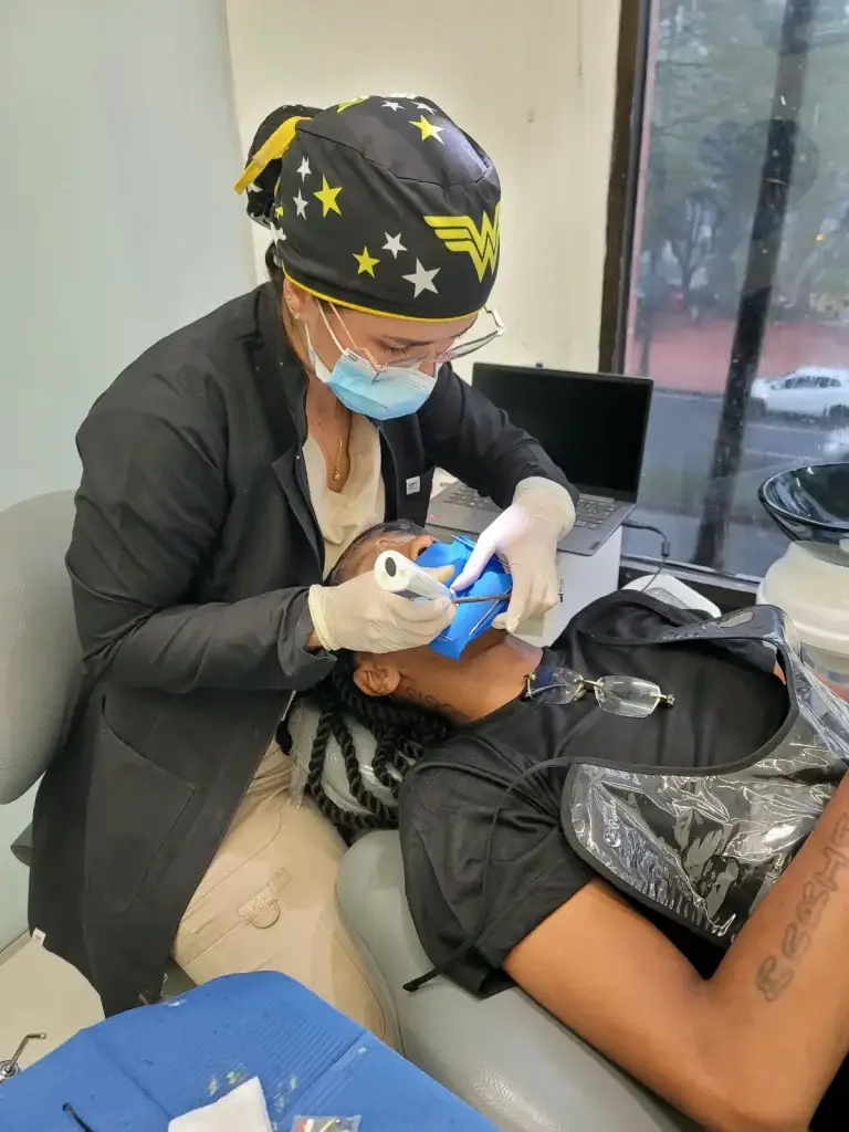 Endodoncista realizando un tratamiento de conducto en Poblado Dental, El Poblado, Medellín